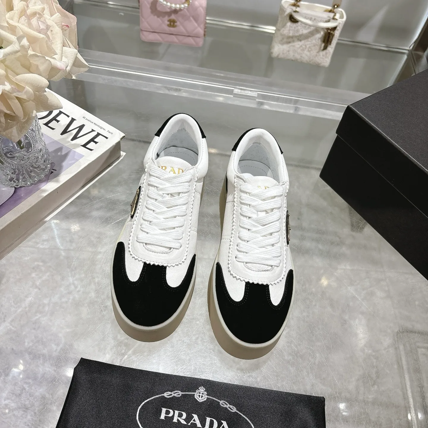 👟👟Ex-factory price 540👟👟 Prada 25 new thick-soled casual sneakers. This sneaker continues the timeless silhouette and is a new classic item. Crafted from leather to enhance style. The style is light, with a triangle buckle logo and a 5CM thick sole. It is suitable for all seasons and can be matched with all kinds of casual styles. In an era where various styles are full of attention, the most long-term companion and the one that captures people's hearts bit by bit is undoubtedly the white shoe. Fabric: Cowhide Lining: Sheepskin Outsole: Original TPU two-color outsole Sole thickness: 5CM Size female 35-40